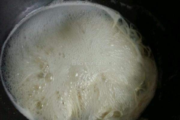 西红柿火腿肉丁面的做法图解1