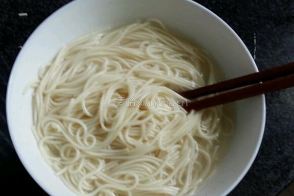 西红柿火腿肉丁面的做法图解2