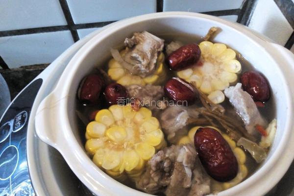玉米排骨汤的做法图解1