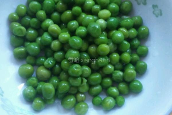 豌豆粒炒胡萝卜的做法图解1