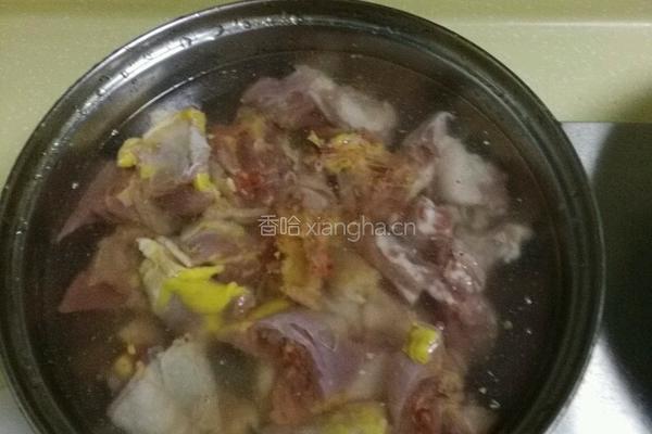 黄芪当归香菇炖鸡的做法图解1
