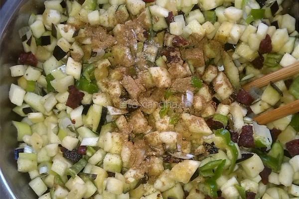 青椒茄子腊肠饼的做法图解4