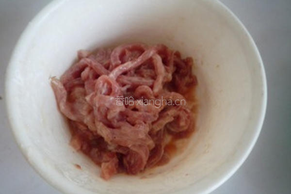 黄花菜木耳炒肉的做法图解2