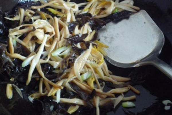 黄花菜木耳炒肉的做法图解8
