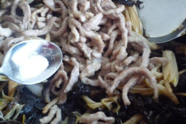 黄花菜木耳炒肉的做法图解10