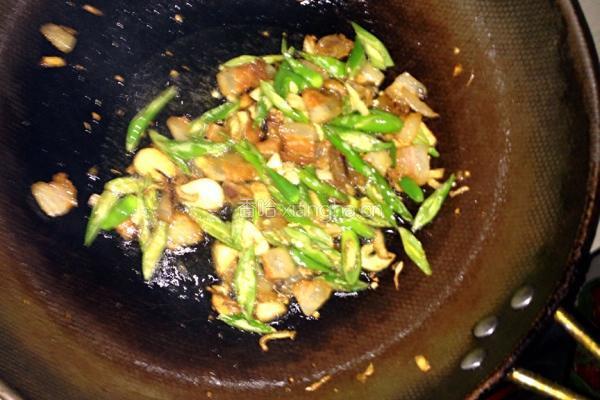 腊肉炒笋的做法图解5