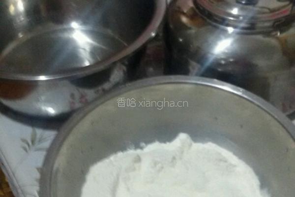 凉皮洗面的过程的做法图解1