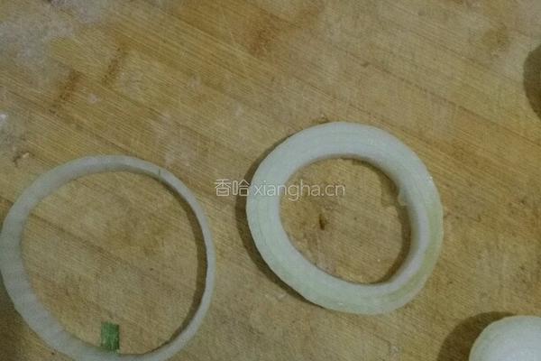 洋葱圈煎鸡蛋的做法图解1