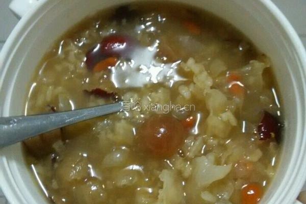 红枣桂圆银耳苟杞粥的做法图解6