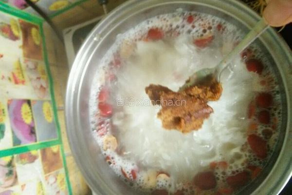 红枣桂圆银耳苟杞粥的做法图解5