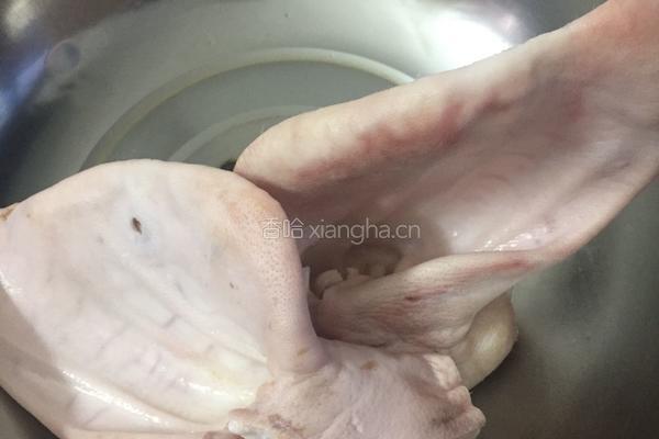 秘制卤水猪耳朵的做法图解1