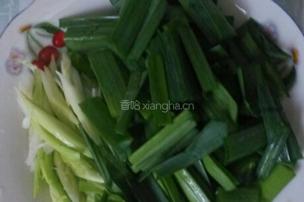 腊肉炒辣椒蒜苗 的做法图解1