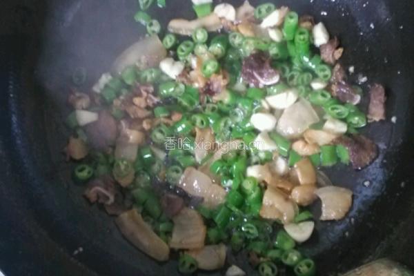 腊肉炒辣椒蒜苗 的做法图解4
