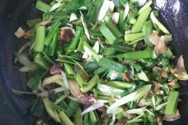 腊肉炒辣椒蒜苗 的做法图解5