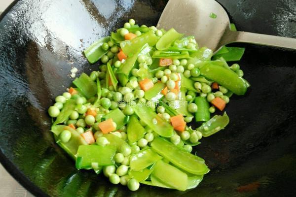 鸡丁炒豌豆的做法图解3