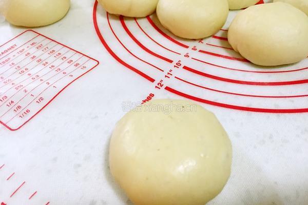 豆沙面包的做法图解2
