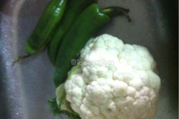 菜花炒肉的做法图解1