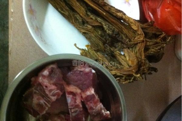 菜干骨头汤的做法图解1
