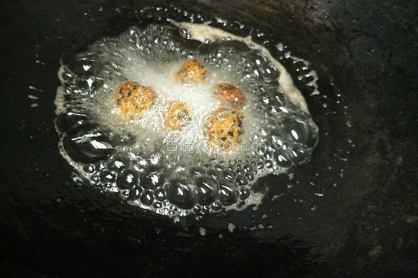 红萝卜木耳酸甜猪肉丸子的做法图解8