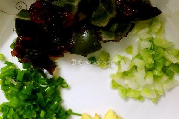皮蛋素面的做法图解2