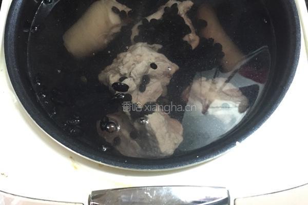 黑豆猪尾汤的做法图解3