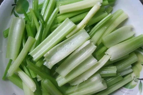 芹菜拌花生米的做法图解3