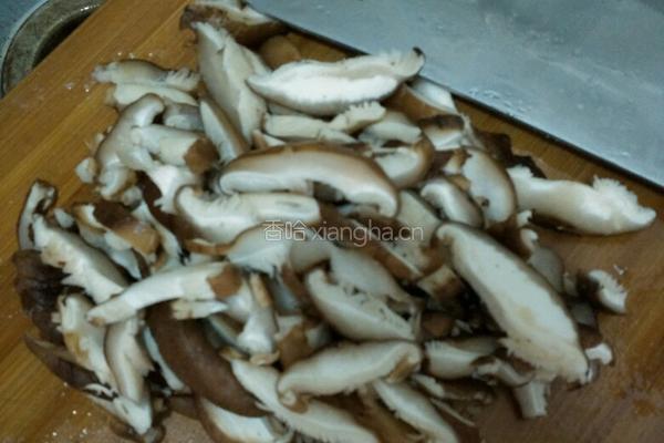 香菇炒肉的做法图解2