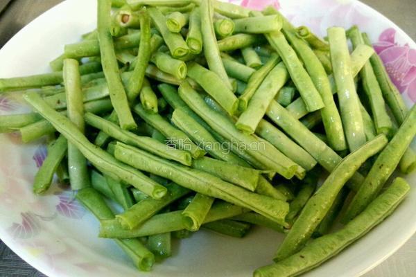 豆角焖面的做法图解1