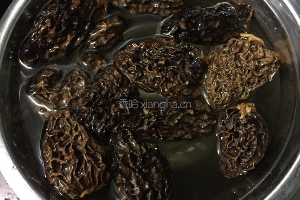 羊肚菌虫草花汤的做法图解2