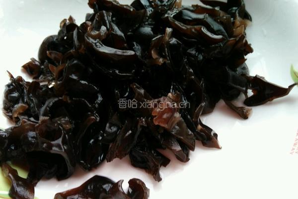黑木耳拌萝卜缨子的做法图解2