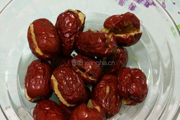 黑豆花生丰胸糖水的做法图解2