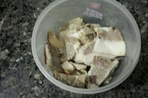 腊肉炒洋芋粉粑粑的做法图解2