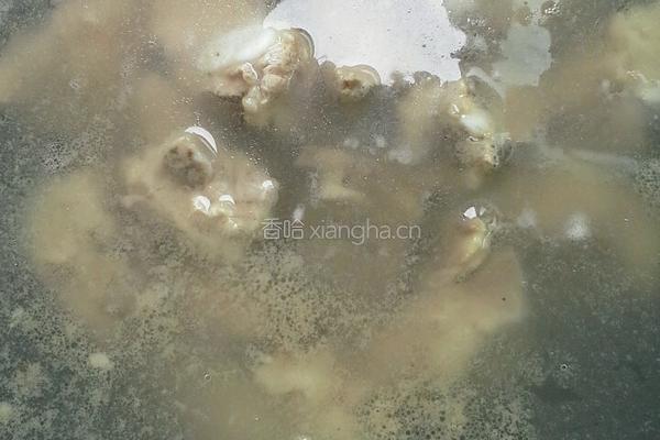 白萝卜黄花菜炖排骨的做法图解2