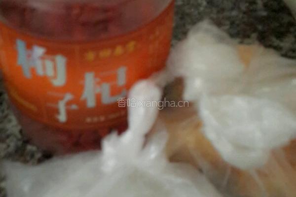 枸杞红枣银耳汤的做法图解1