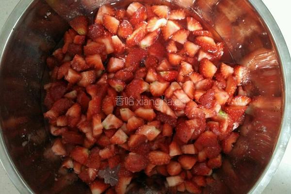 草莓酱的做法图解1