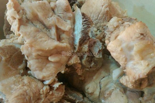 炝炒巴骨肉的做法图解1