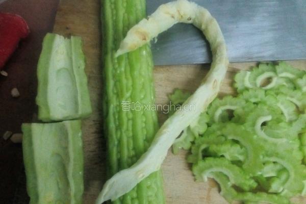 什锦翠色苦瓜的做法图解1