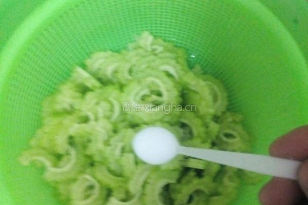 什锦翠色苦瓜的做法图解2