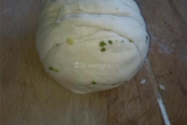 发面葱花软饼的做法图解7
