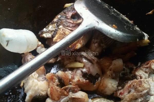 红烧草鱼萝卜丝的做法图解1