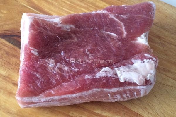 五花肉卷金针菇的做法图解1