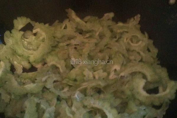 清炒苦瓜的做法图解2