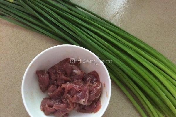韭菜花小炒肉的做法图解1