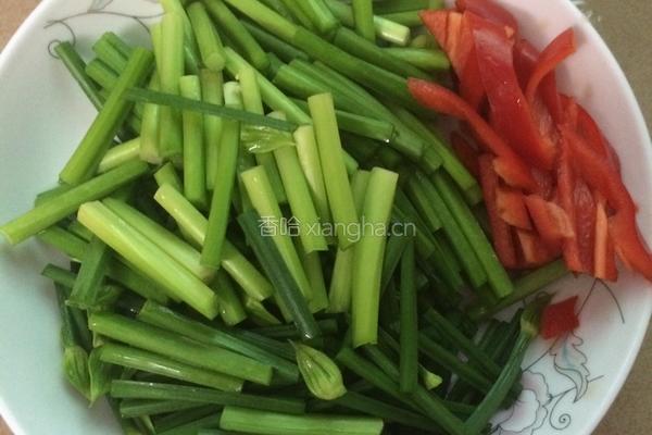 韭菜花小炒肉的做法图解2