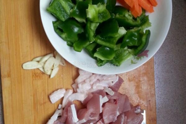 青椒炒肉的做法图解1