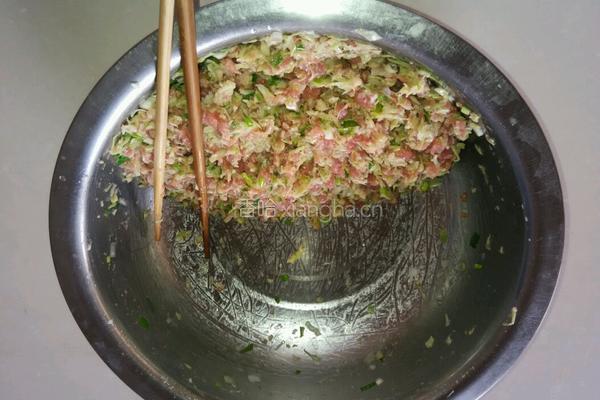 猪肉槐花陷饺子的做法图解4