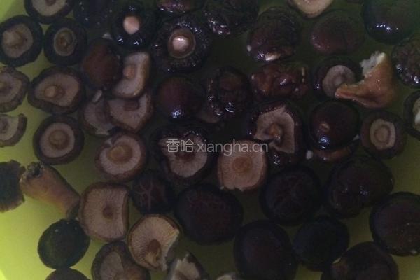 香辣排骨烧香菇的做法图解2
