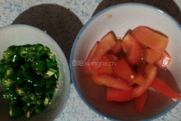 辣椒、西红柿炒玉米的做法图解1