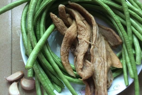 豆角炒萝卜干的做法图解1