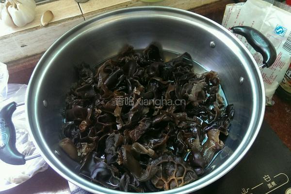 凉拌木耳的做法图解1